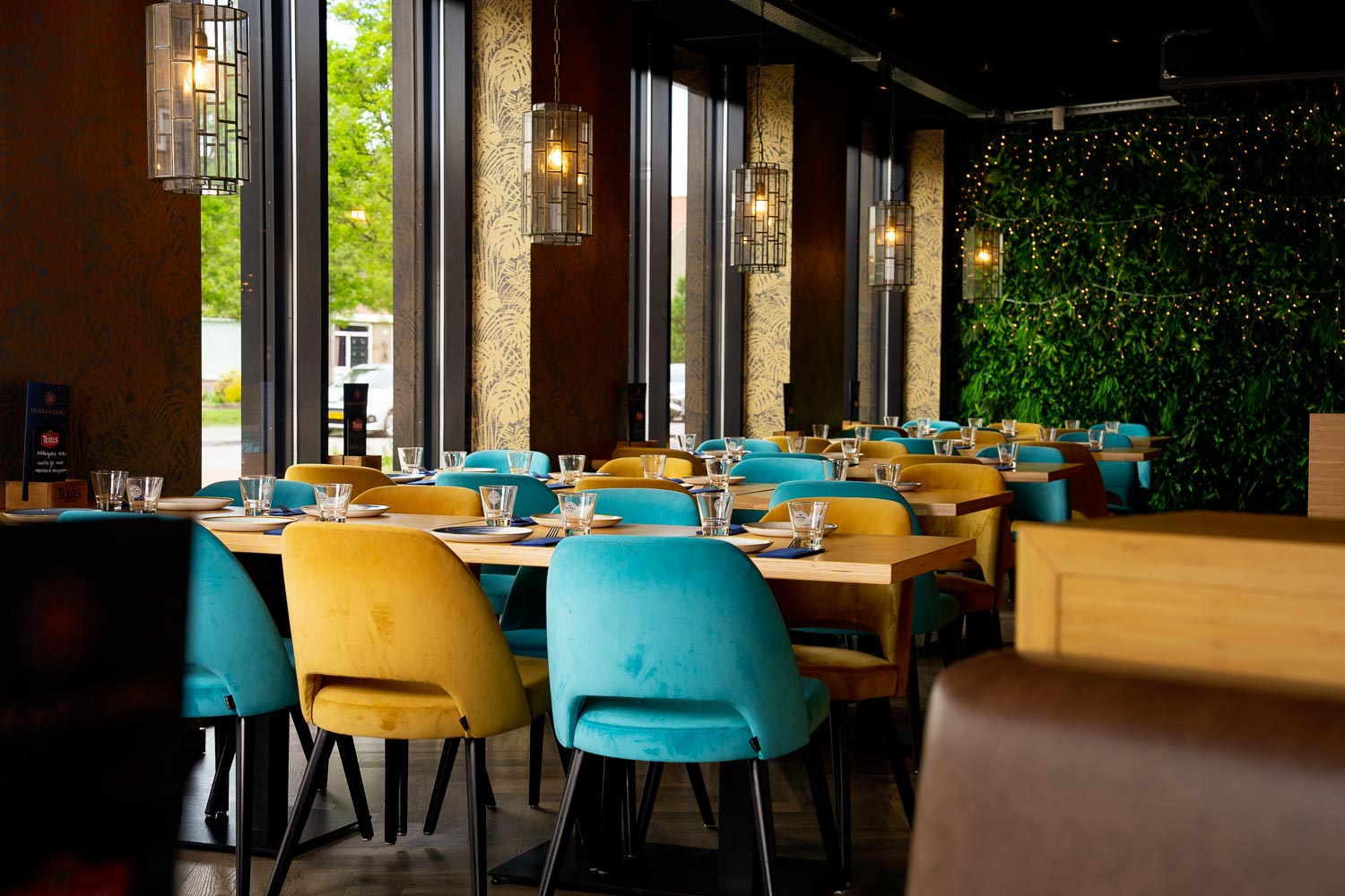 Restaurantzaal van Indrapoera in Volendam met gedekte tafels